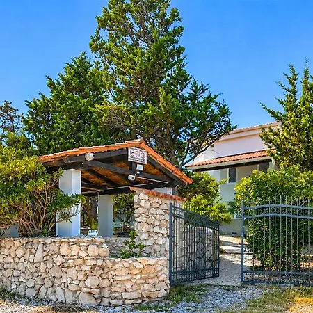 1 Bedroom Beach Front Apartment In Smokvica * Smokvica (Pag)